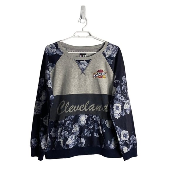 NBA Women's Cleveland Cavilers Gray Floral Crewneck Sweatshirt - Picture 1 of 8
